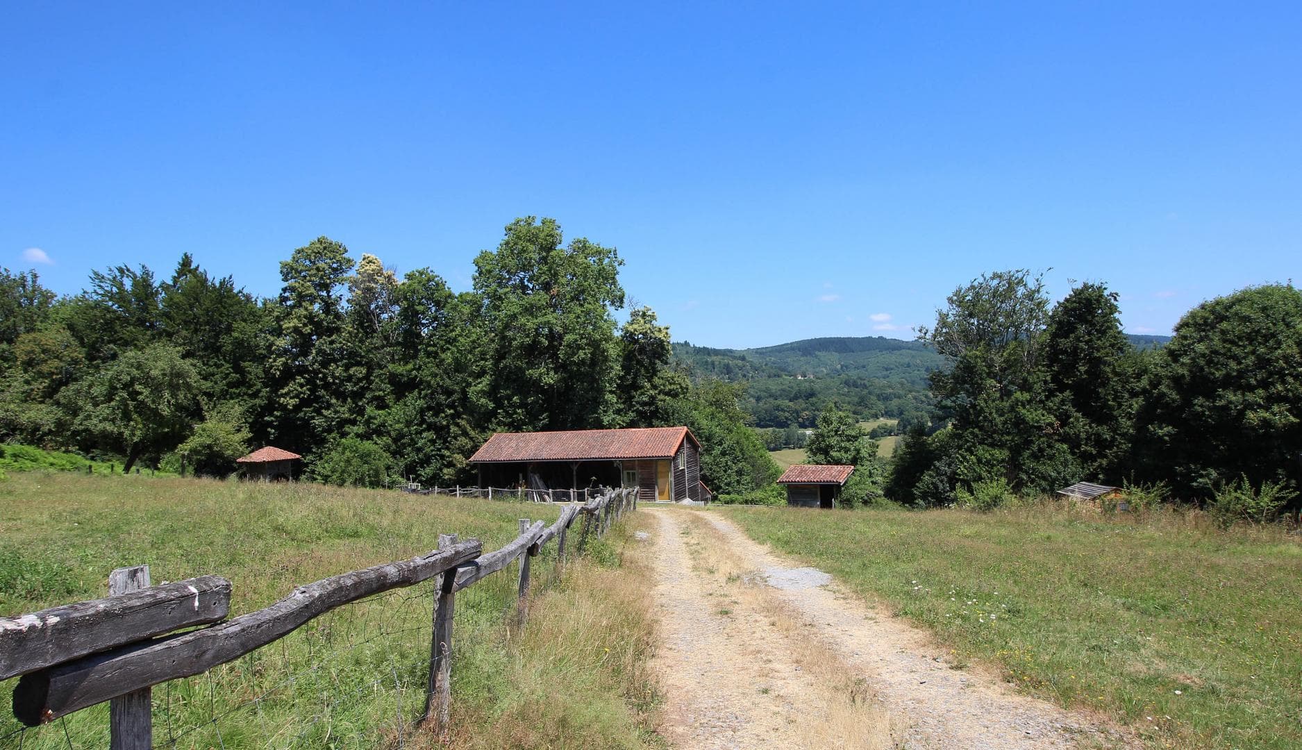 Gîte "La Côte" à Ambazac en Haute Vienne, l'arrivée par la piste_2