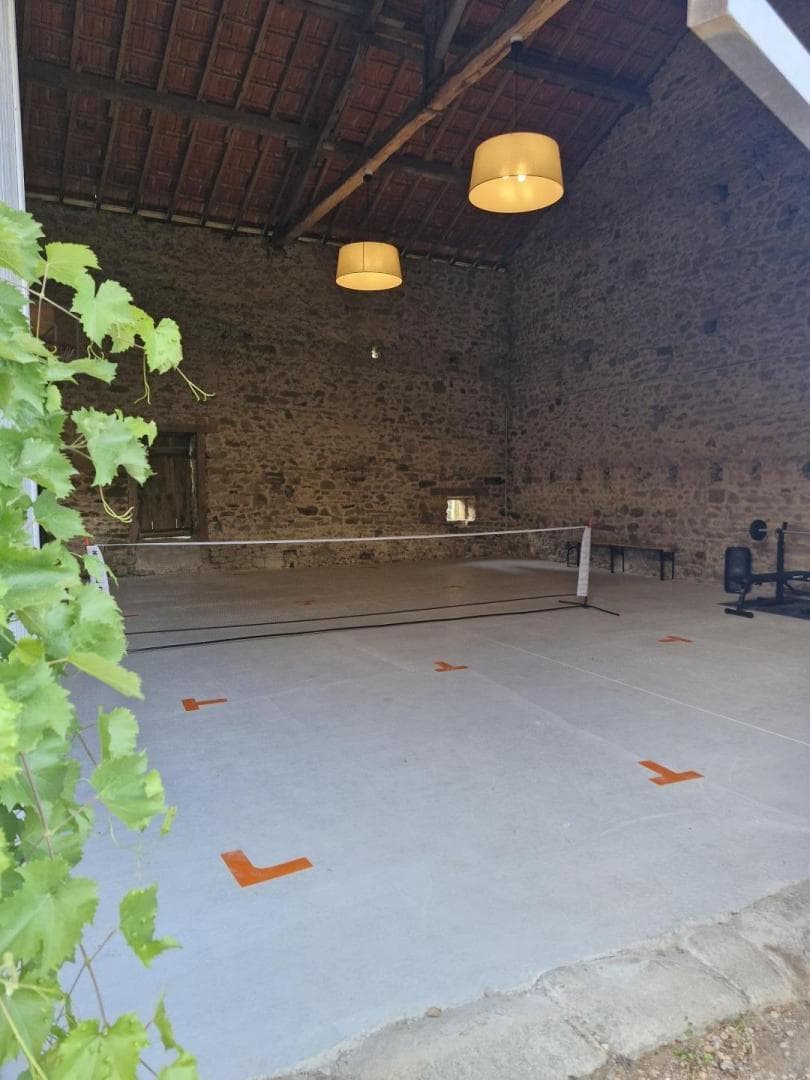 Les Granges du Tais à Ambazac en Haute-Vienne (Nouvelle Aquitaine) - Mini tennis interieur_65