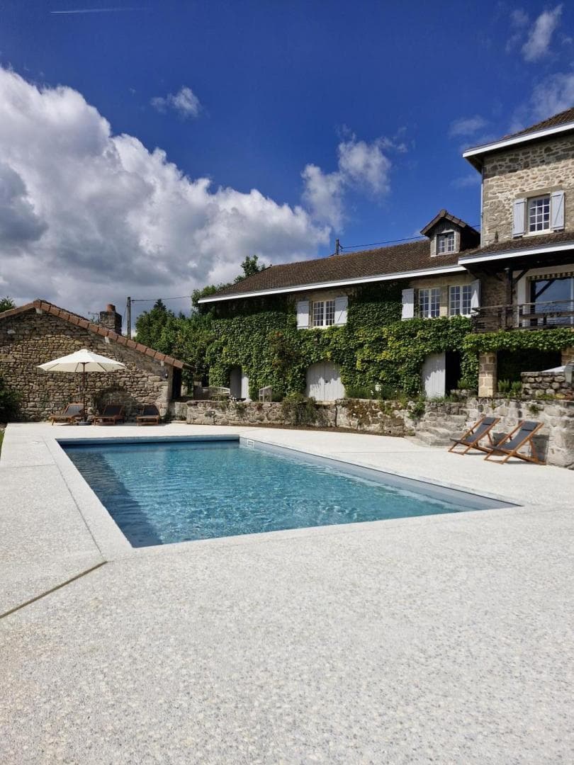 Les Granges du Tais à Ambazac en Haute-Vienne (Nouvelle Aquitaine) - Espace piscine_2
