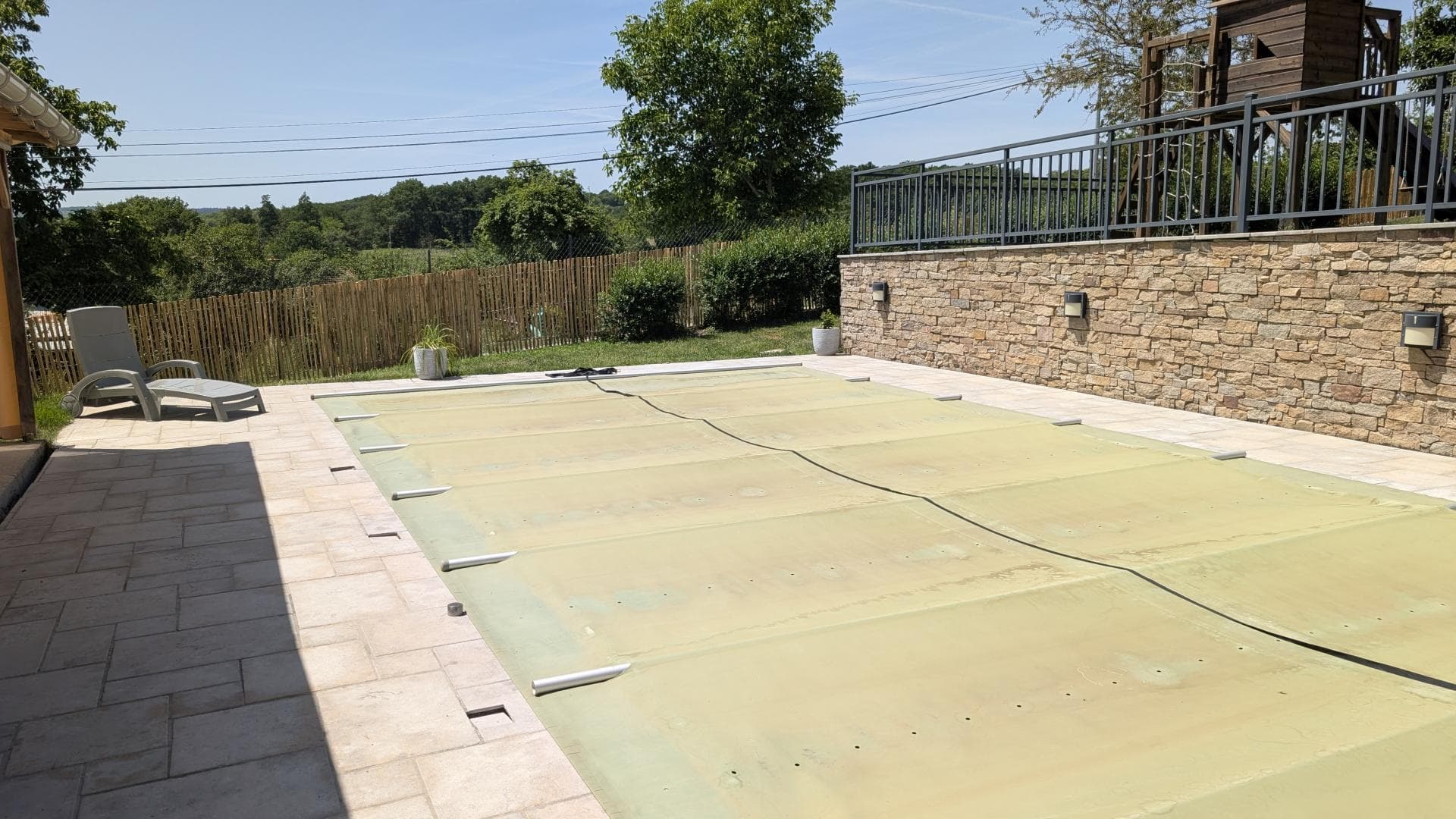 Gite "Lavaud" à Folles en Haute-Vienne (Nouvelle Aquitaine) - bâche de sécurité pour la piscine_32