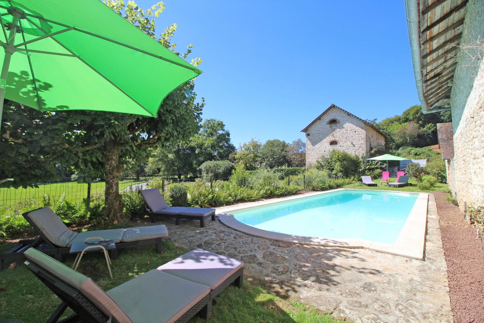 L'orangerie du Vignau, Domaine du Vignau, gîte à La Jonchère Saint Maurice, la piscine et le gîte_14
