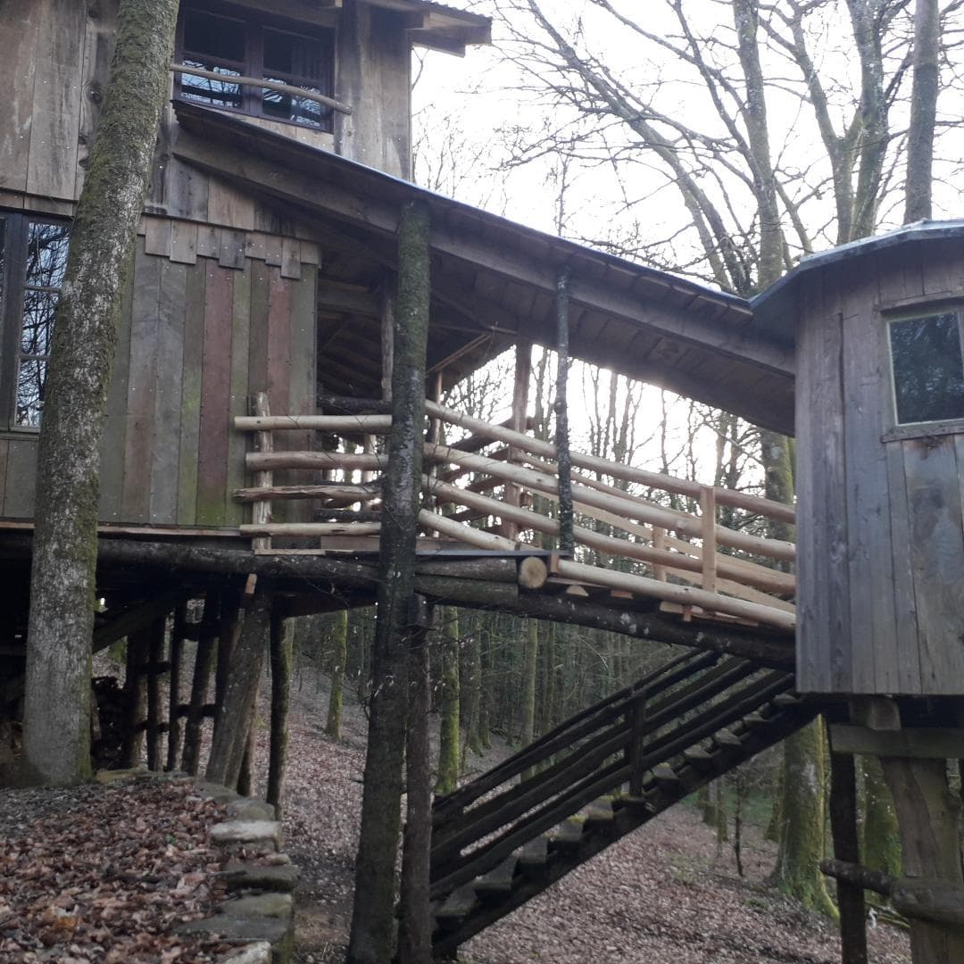 Cabane du "Vieux Huraud" à Saint Sylvestre en Haute-Vienne (Nouvelle Aquitaine) - grande cabane - passage terrasse extérieure cuisine_26