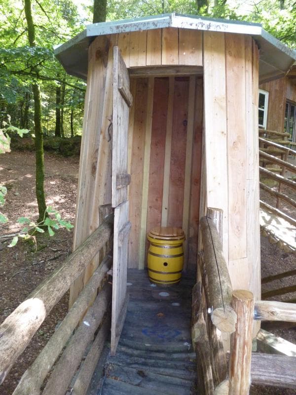 Cabane du "Vieux Huraud" à Saint Sylvestre en Haute-Vienne (Limousin). Les toilettes sèches_23