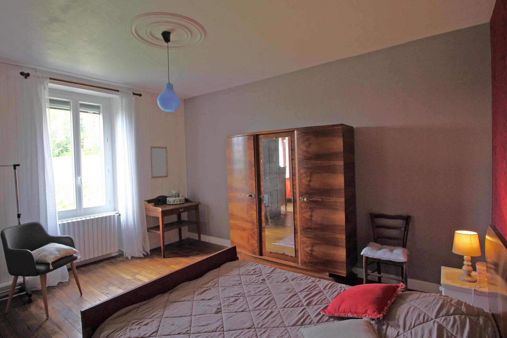 Gîte de Serre sur la commune d'Augne en Haute-Vienne (Limousin en Nouvelle Aquitaine)- chbre rouge_11
