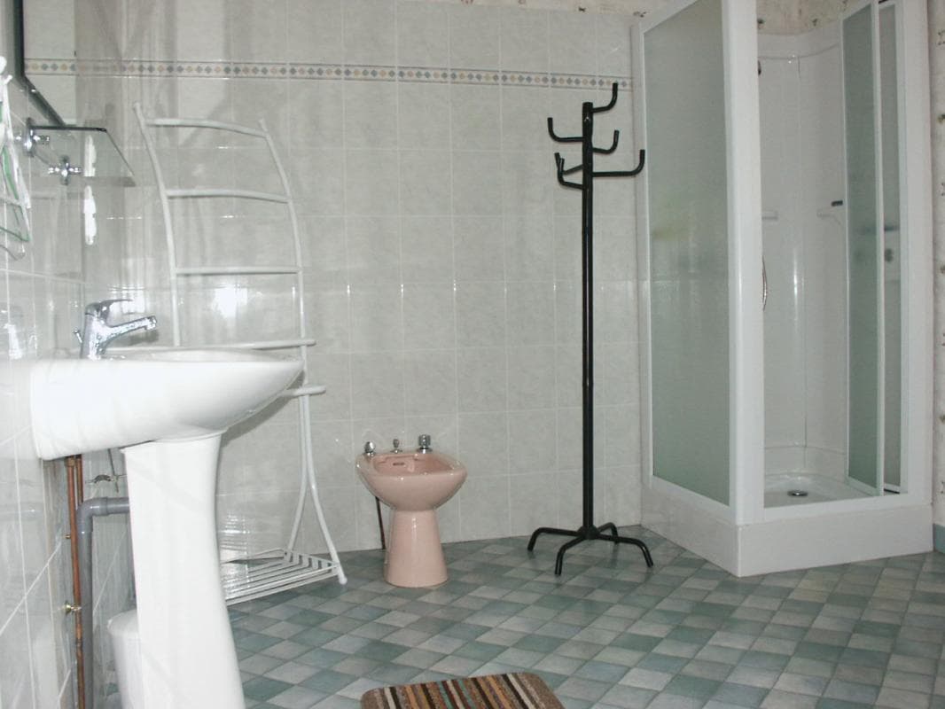 Gite "Le bourg" à Cheissoux en Haute-Vienne (Limousin) - salle d'eau rez de chaussée_9