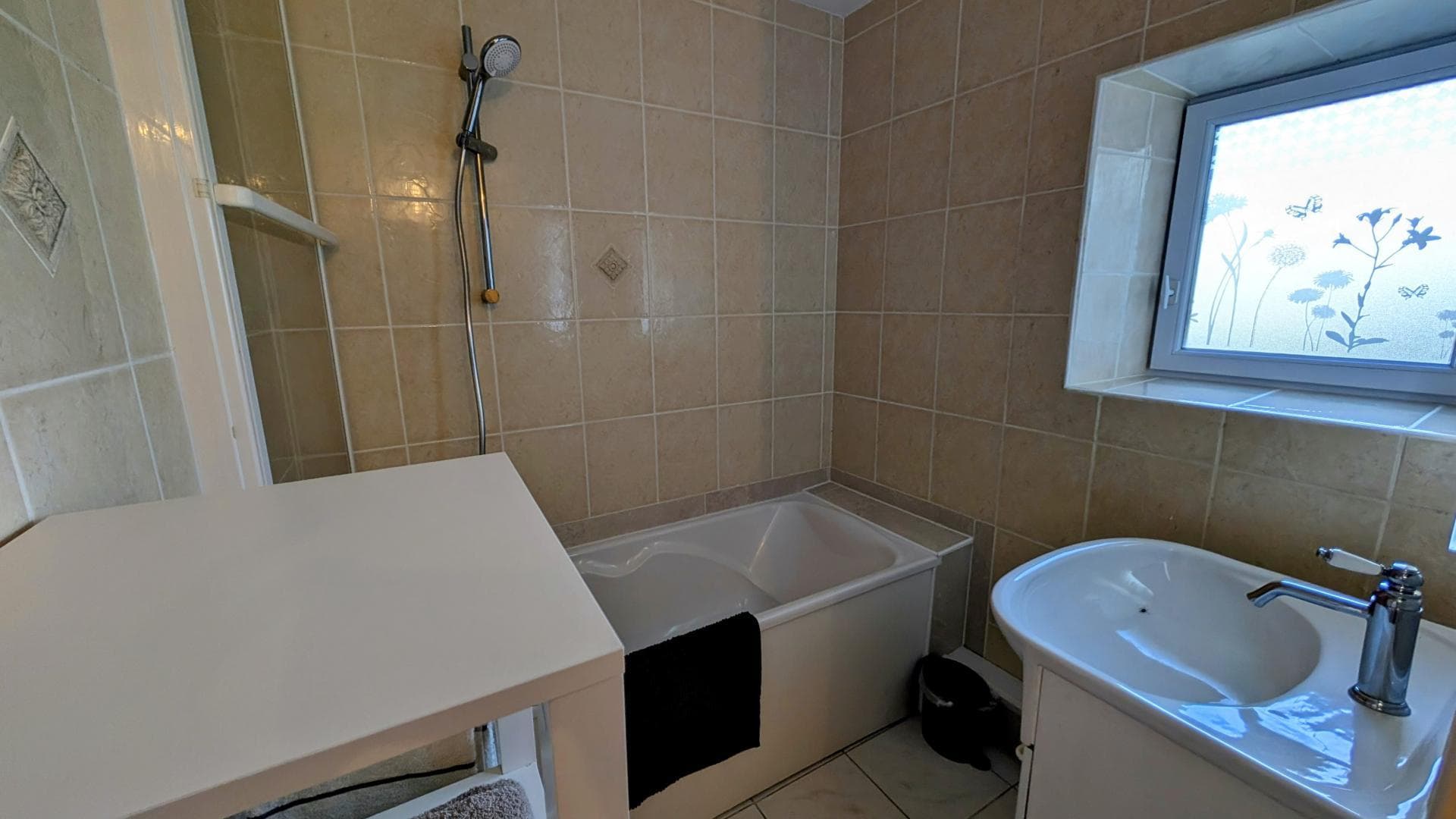 gite de Villetelle sur la commune de Cheissoux en Haute-Vienne - Limousin - Nouvelle Aquitaine - s de bains du rez de chaussée surélevé_17