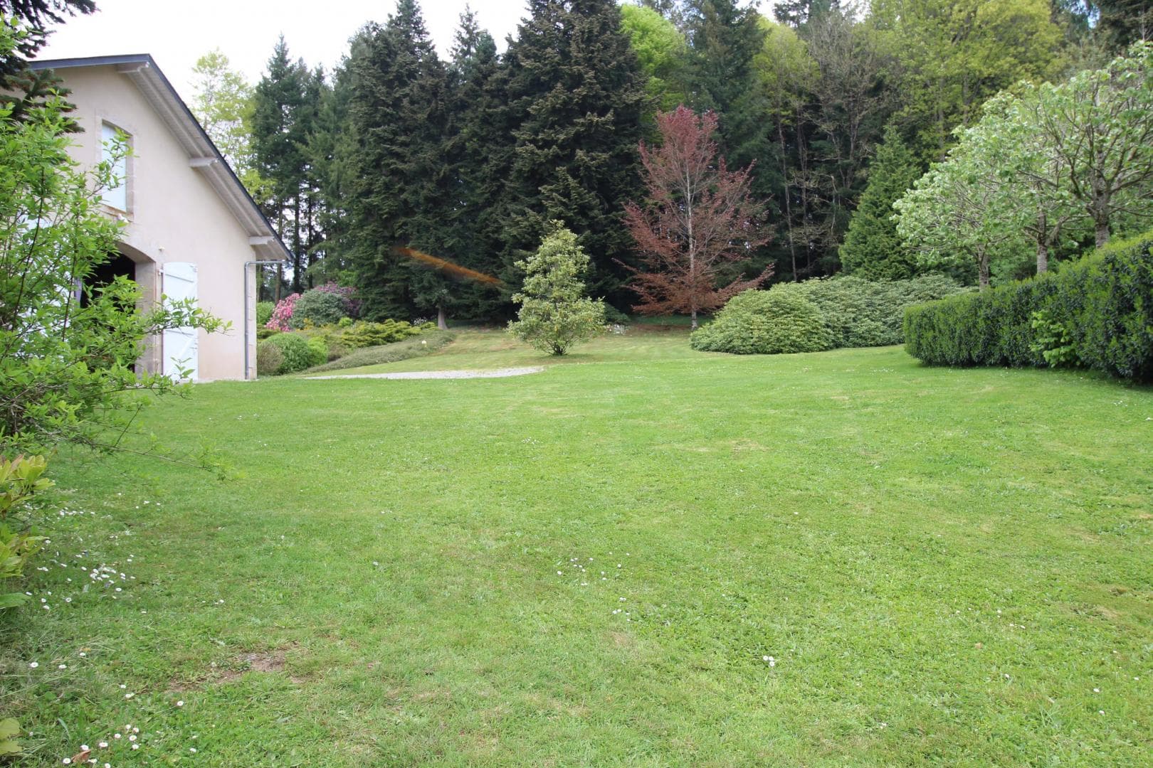 Gite "Brenac Jeune" à Eymoutiers en Haute-Vienne (Nouvelle Aquitaine) - espace devant la salle de jeux_48