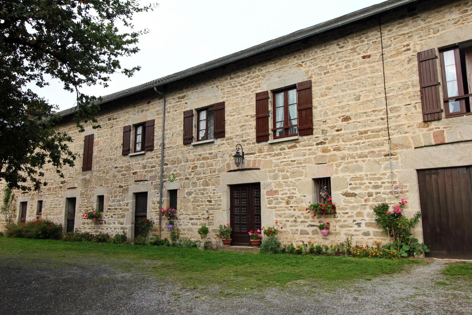 Gite "La Condamine" à Eymoutiers en Haute-Vienne (Limousin en Nouvelle Aquitaine). Gîte côté cour d'arrivée._13