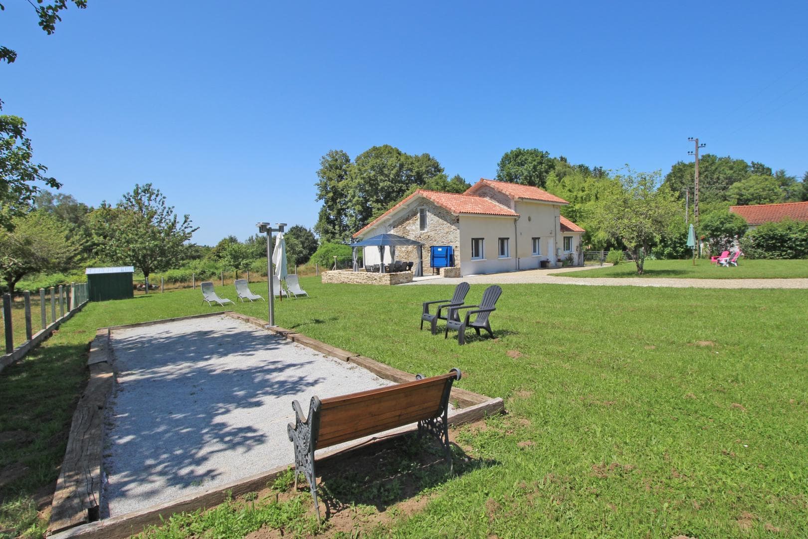 Gite de Sautour Le Petit à Linards en Haute-Vienne - Nouvelle Aquitaine - terrain de pétanque et grande pelouse close_2