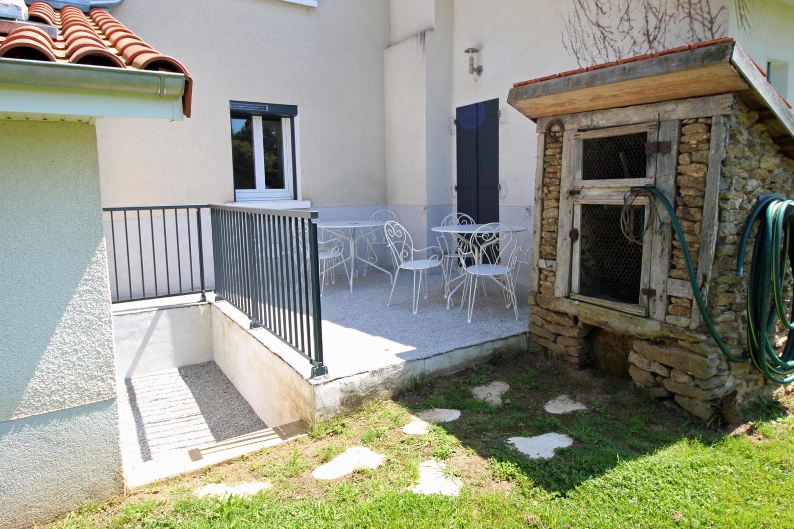 Gite de Sautour Le Petit à Linards en Haute-Vienne - Nouvelle Aquitaine - petite terrasse coté Ouest_25
