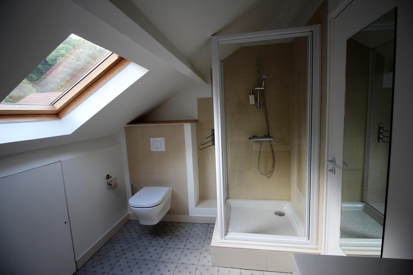 Gîte de Chalendeix en Haute-Vienne, la salle d'eau avec wc du 2nd Jaune_33