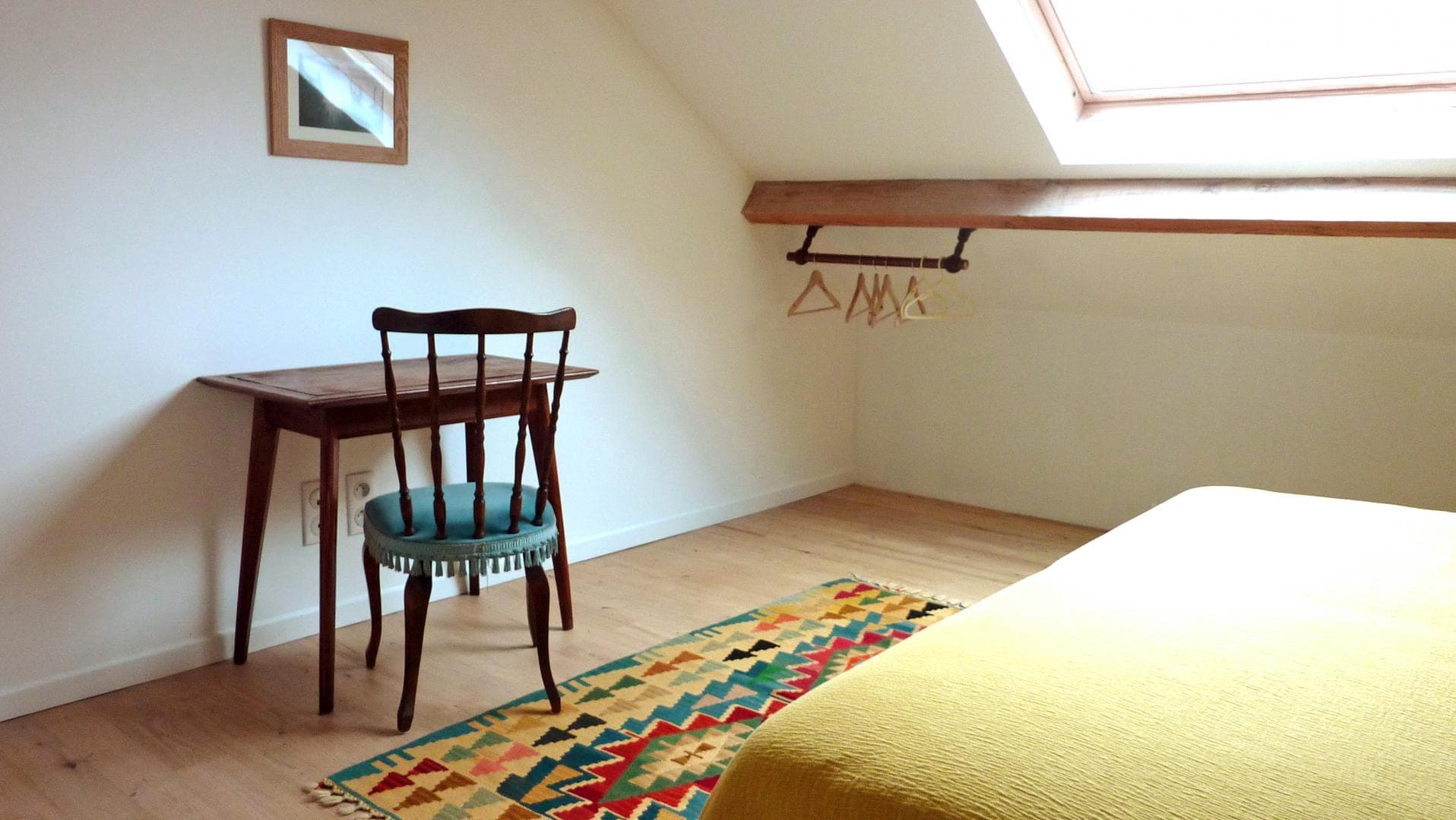 Gîte de Chalendeix à Nedde en Haute-Vienne (Limousin en Nouvelle Aquitaine). Chambre jaune au 2nd étage._31