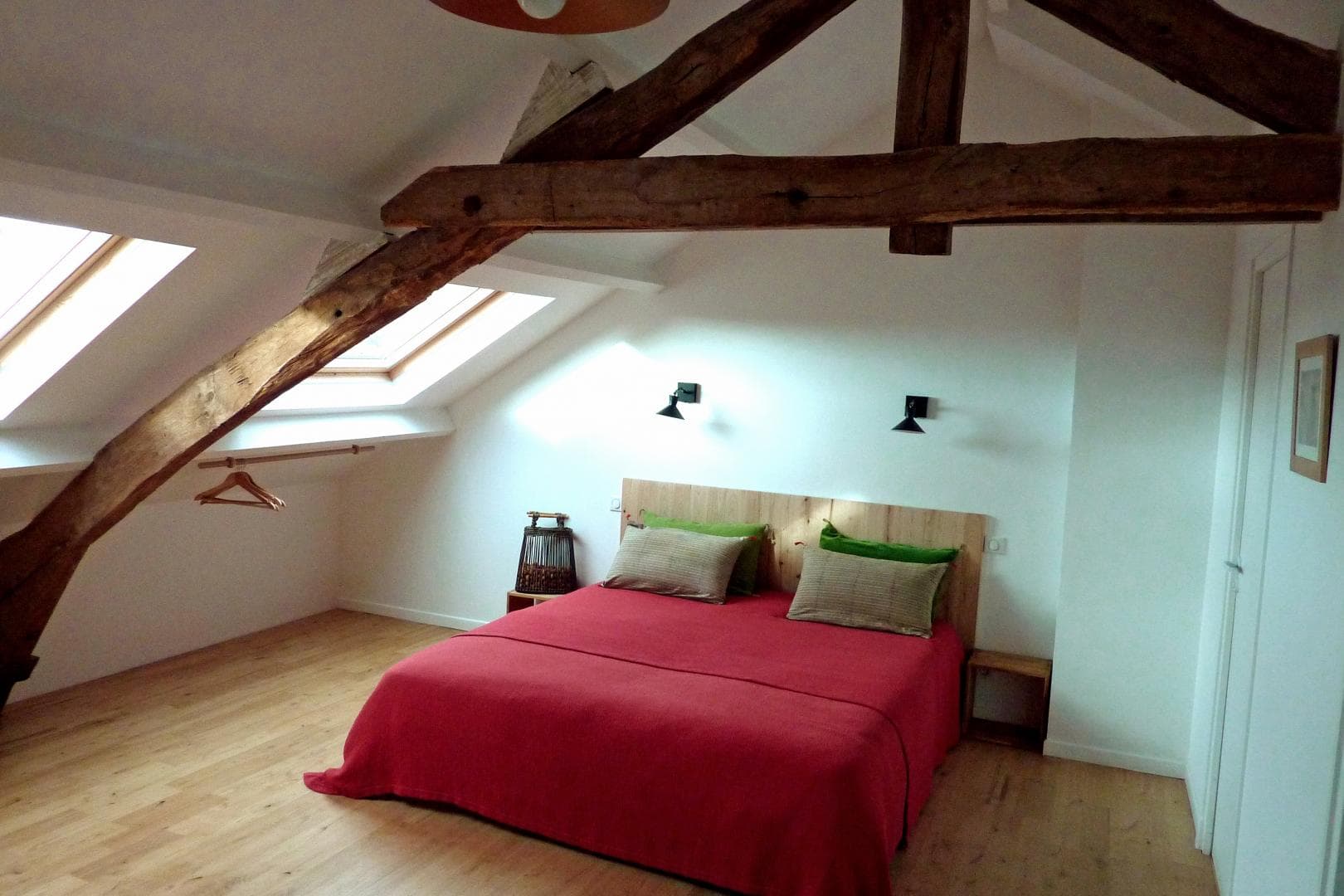 Gîte de Chalendeix à Nedde en Haute-Vienne (Limousin en Nouvelle Aquitaine). Chambre rouge 2nd étage._23