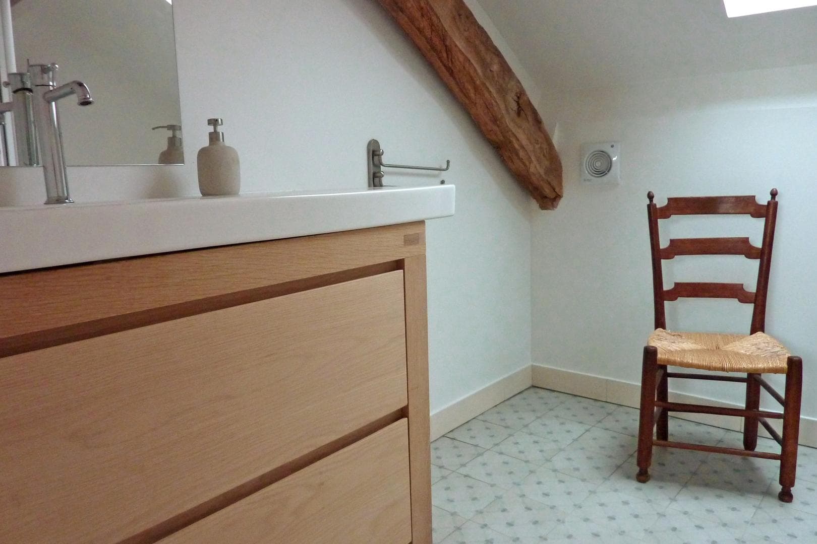 Gîte de Chalendeix à Nedde en Haute-Vienne (Limousin en Nouvelle Aquitaine). Salle d'eau chambre rouge._28