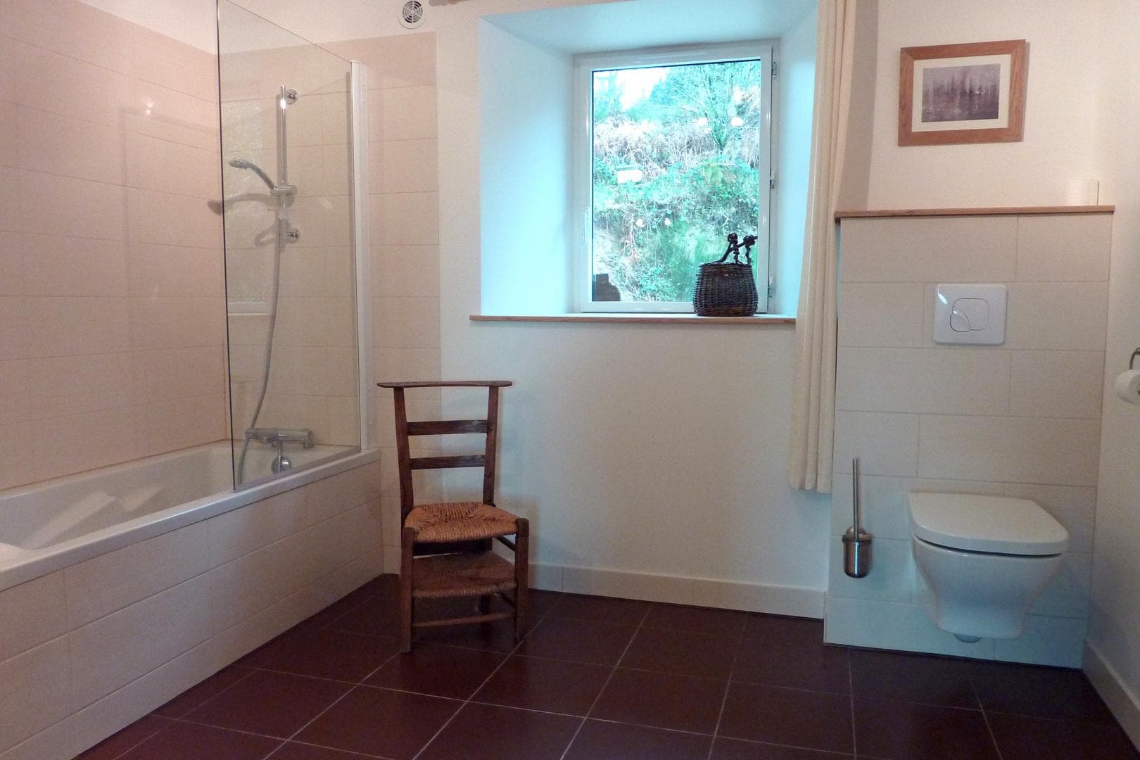 Gîte de Chalendeix à Nedde en Haute-Vienne (Limousin en Nouvelle Aquitaine). Salle de bains chambre céladon._21