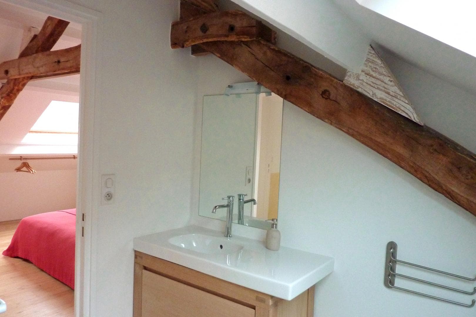 Gîte de Chalendeix à Nedde en Haute-Vienne (Limousin en Nouvelle Aquitaine). Salle d'eau chambre rouge._26