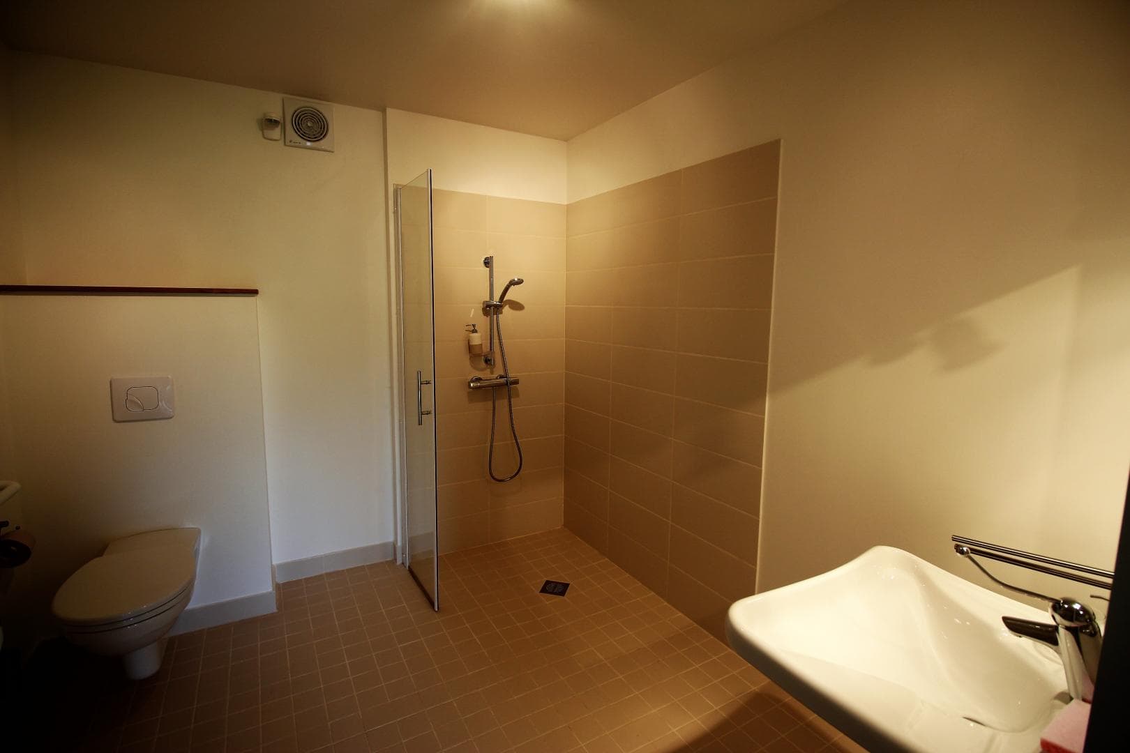 Gîte de Chalendeix en Haute-Vienne, salle d'eau et wc Or rez-de-chaussée_12