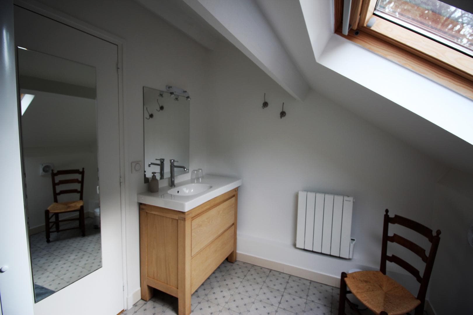 Gîte de Chalendeix en Haute-Vienne, la salle d'eau avec wc du 2nd Jaune_32