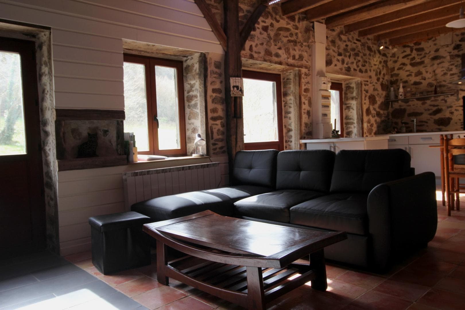 Le gîte de la rapiette à Saint Léonard de Noblat en Haute-Vienne (Limousin) - séjour avec coin salon et coin cuisine_7