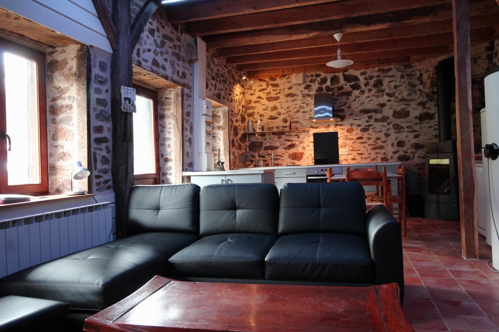 Le gîte de la rapiette à Saint Léonard de Noblat en Haute-Vienne (Limousin) - séjour avec coin salon et coin cuisine_6