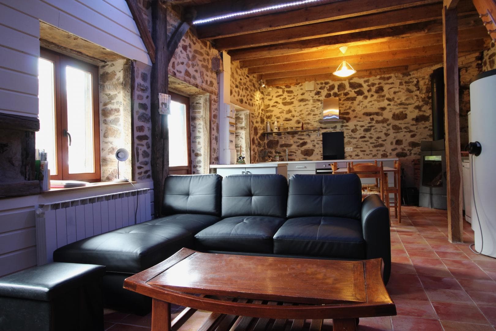 Le gîte de la rapiette à Saint Léonard de Noblat en Haute-Vienne (Limousin) - séjour avec coin salon et coin cuisine_5