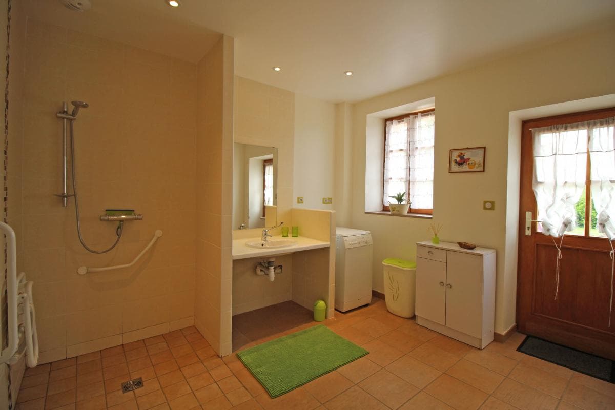 Gîte des Dâmes à Saint Léonard de Noblat en Haute-Vienne (Nouvelle Aquitaine) - salle d'eau - buanderie - RDC_21