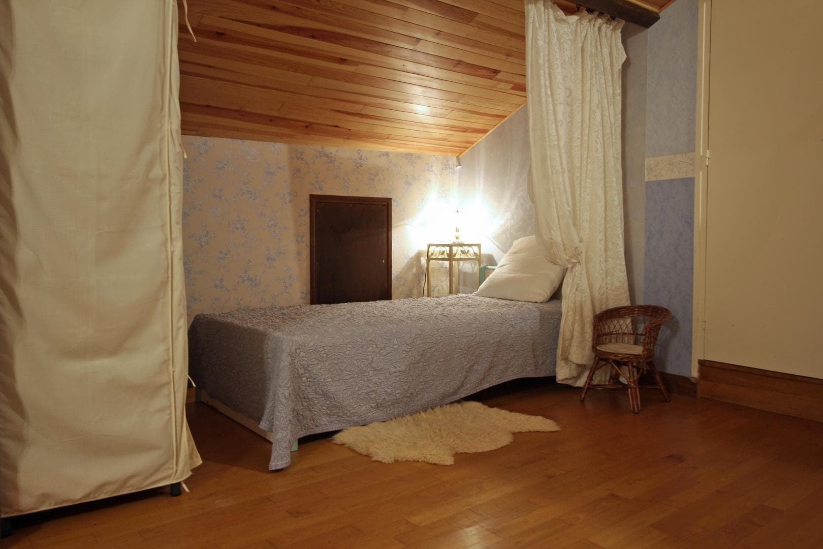Gite "Chez Maitre Jacques" à Saint Léonard De Noblat en Haute-Vienne (Limousin en Nouvelle Aquitaine). Alcôve dans grande chambre étage mansardé, 1 lit 90x200 cm._20