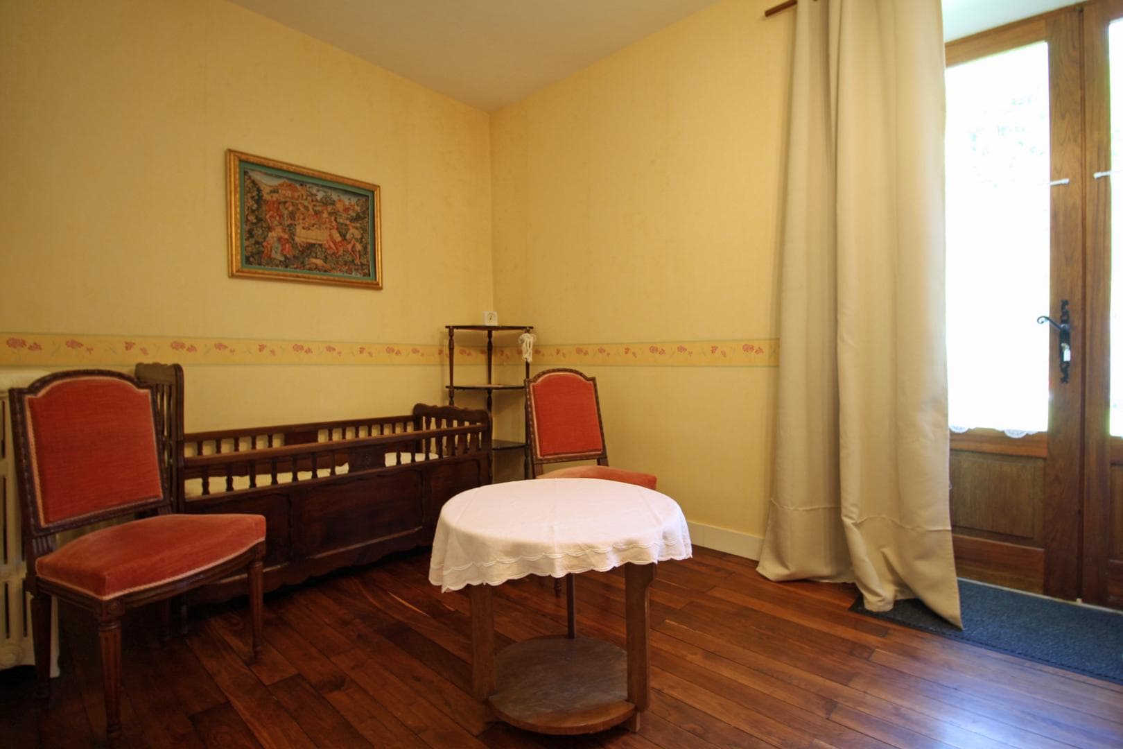 Gite "Chez Maitre Jacques" à Saint Léonard De Noblat en Haute-Vienne (Limousin en Nouvelle Aquitaine). Chambre rouge, lit enfant._17