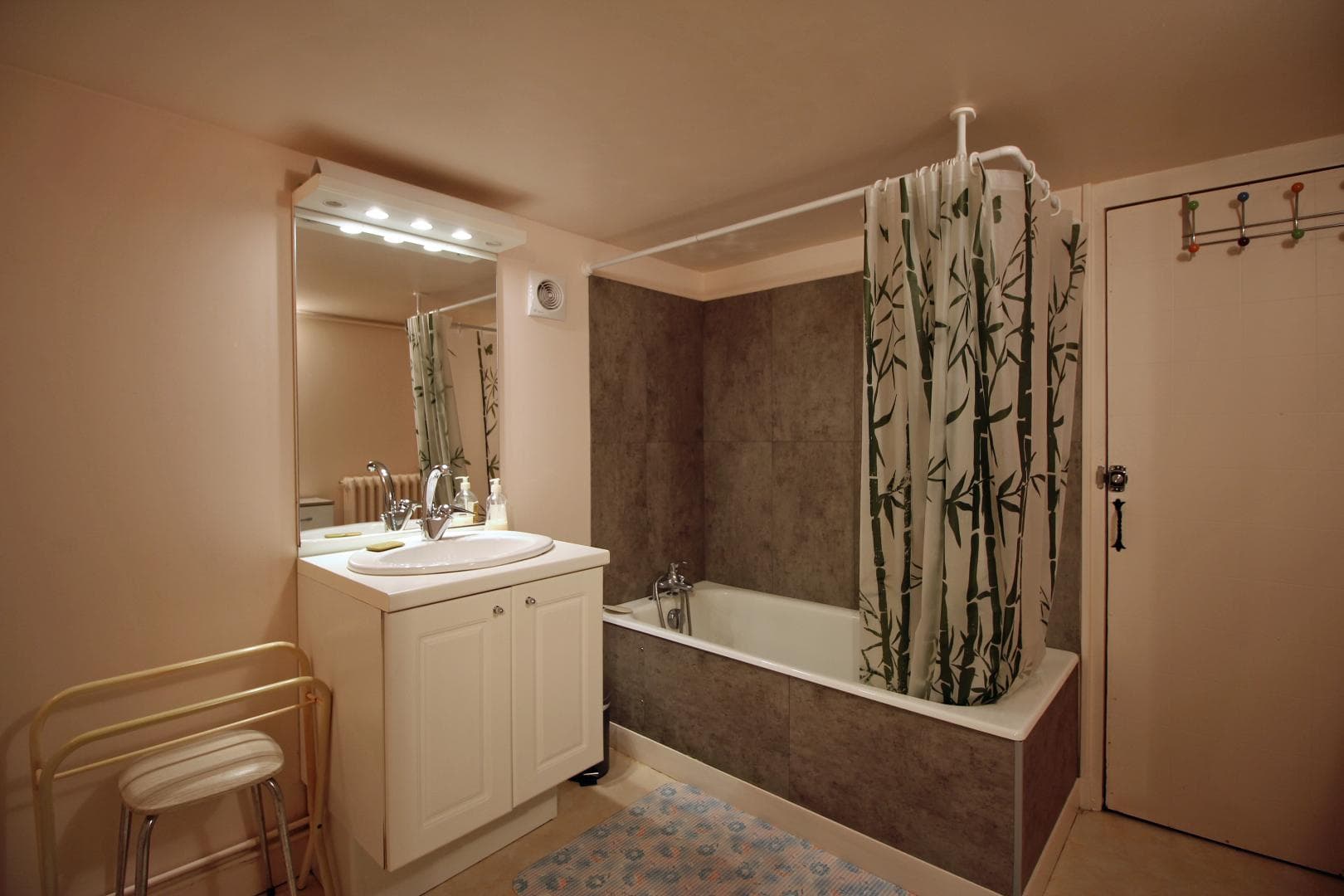 Gite "Chez Maitre Jacques" à Saint Léonard De Noblat en Haute-Vienne (Limousin en Nouvelle Aquitaine)Salle de bain indépendante avec table à langer,baignoires pour bébés et chauffage d'appoint._18