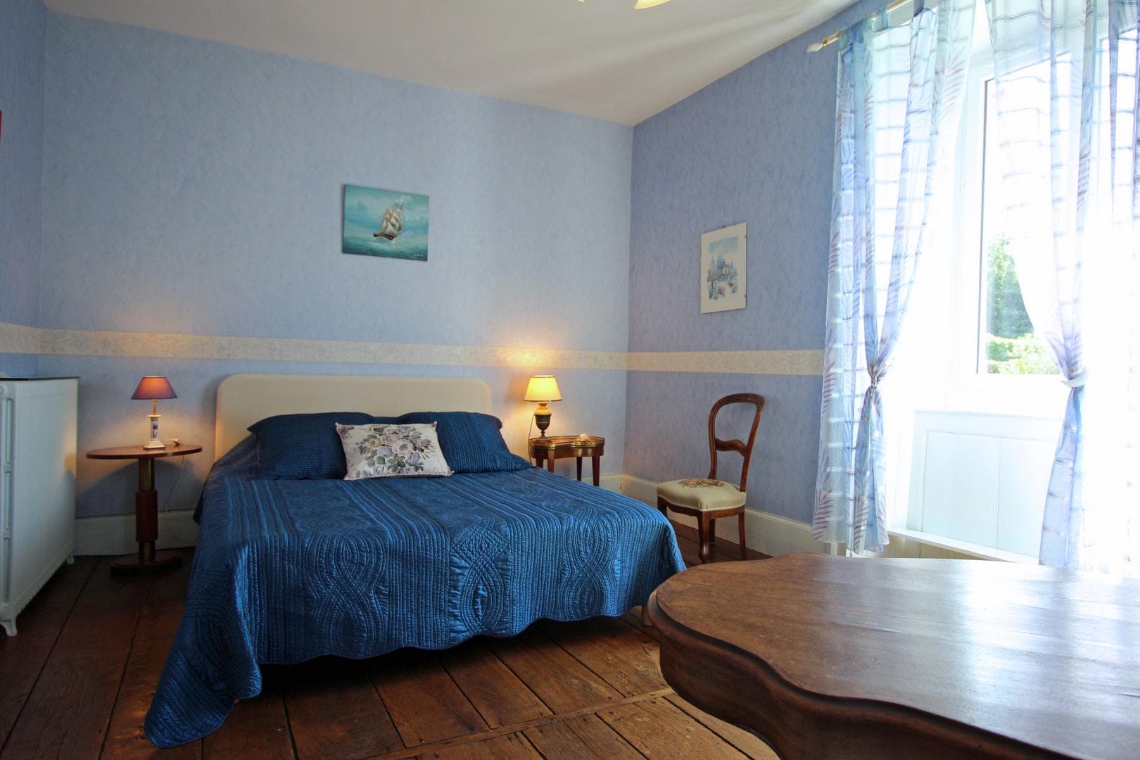 Gite "Chez Maitre Jacques" à Saint Léonard De Noblat en Haute-Vienne (Limousin en Nouvelle Aquitaine). Chambre bleue, 1 lit 160x200 cm, salle d'eau._11