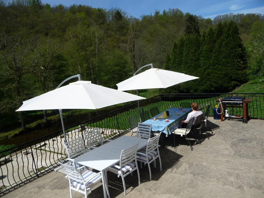 Gite "Chez Maitre Jacques" à Saint Léonard De Noblat en Haute-Vienne (Limousin en Nouvelle Aquitaine). Terrasse extérieure 60m²_3