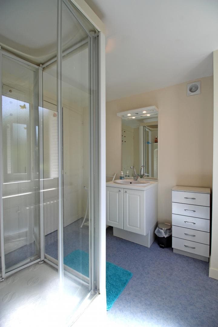 Gite "Chez Maitre Jacques" à Saint Léonard De Noblat en Haute-Vienne (Limousin en Nouvelle Aquitaine). Salle d'eau chambre blanche._10