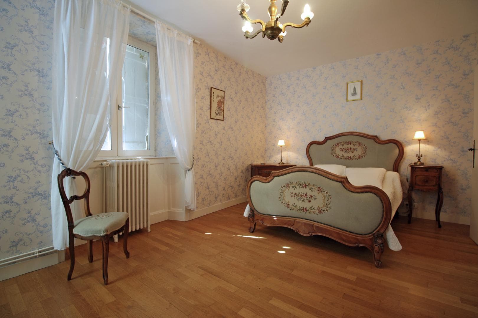 Gite "Chez Maitre Jacques" à Saint Léonard De Noblat en Haute-Vienne (Limousin en Nouvelle Aquitaine). Chambre blanche, lit 140x190 cm, salle d'eau._9