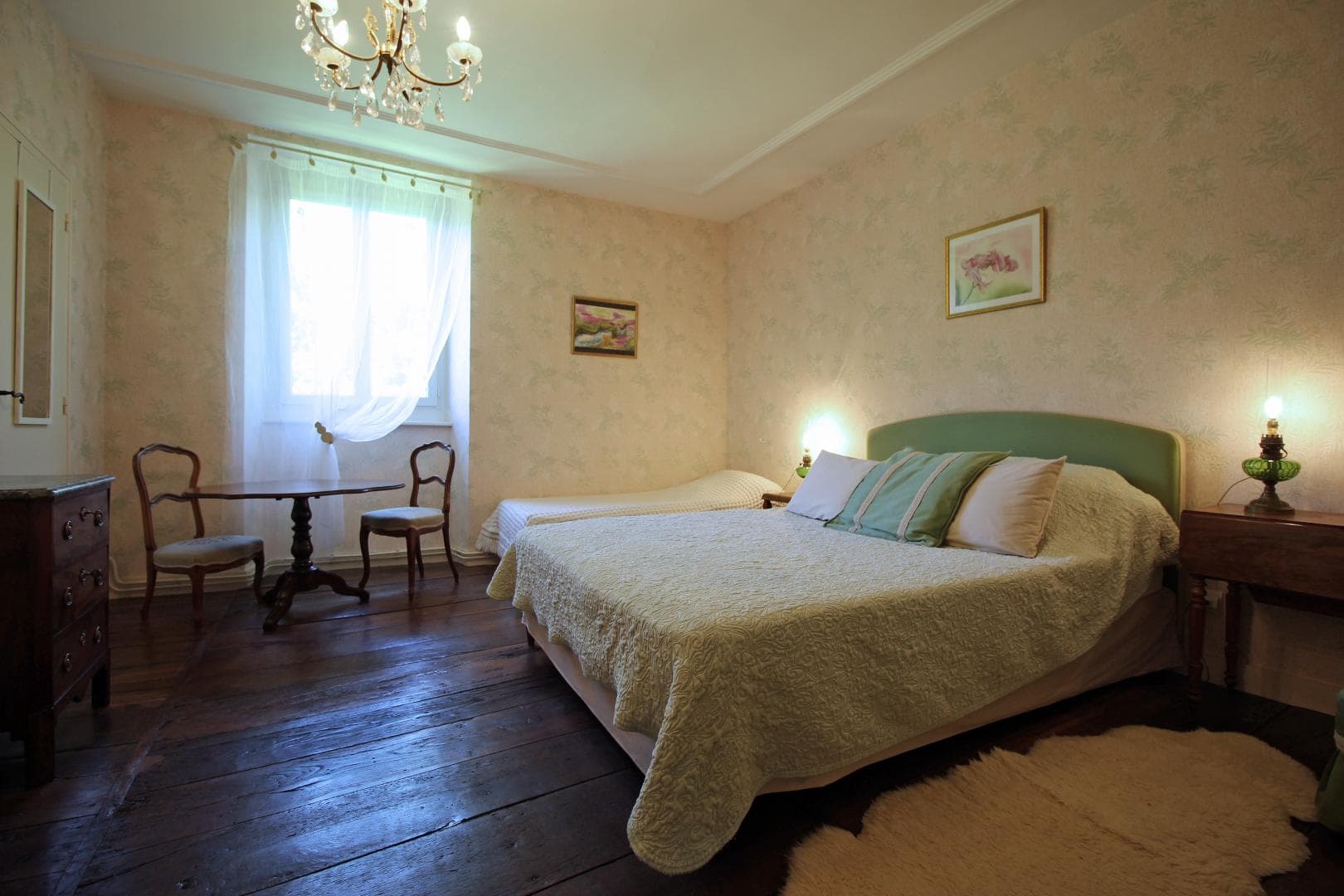 Gite "Chez Maitre Jacques" à Saint Léonard De Noblat en Haute-Vienne (Limousin en Nouvelle Aquitaine). Chambre verte, 1 lit 160x210, 1 lit 90x190 cm, 3 lits parapluie._13