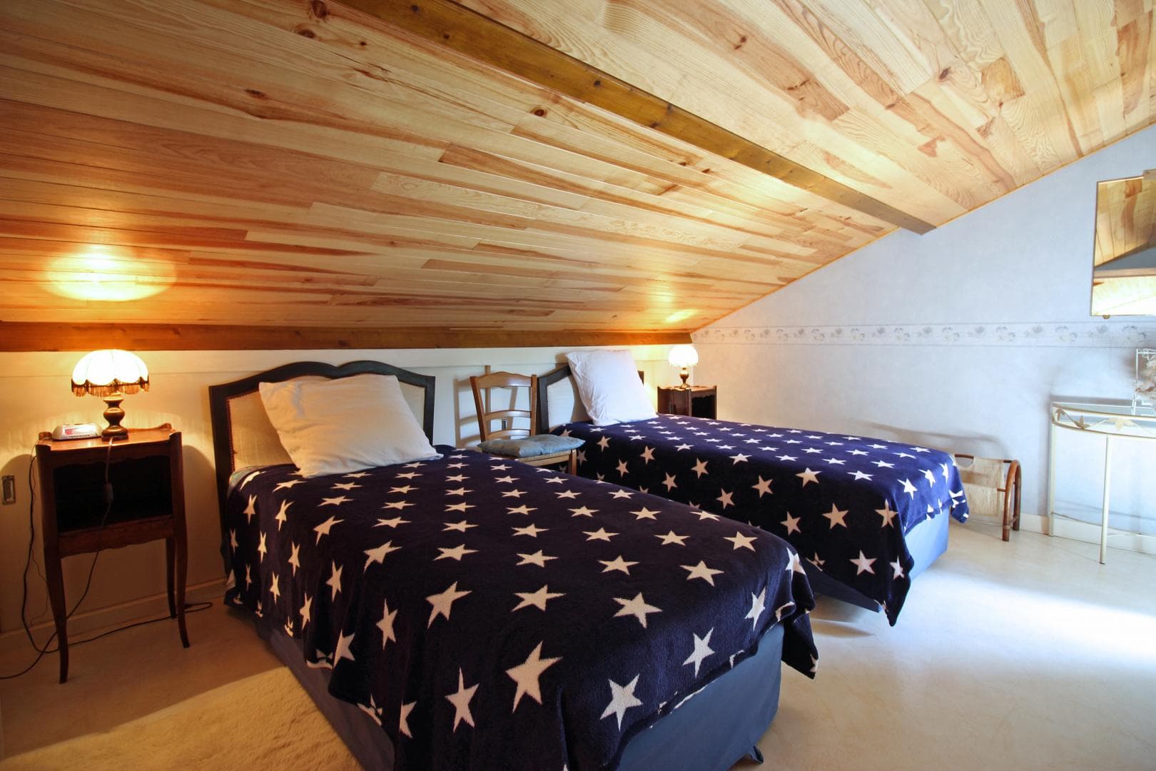 Gite "Chez Maitre Jacques" à Saint Léonard De Noblat en Haute-Vienne (Limousin en Nouvelle Aquitaine). Petite chambre étage mansardé, 2 lits 90x190 cm._21