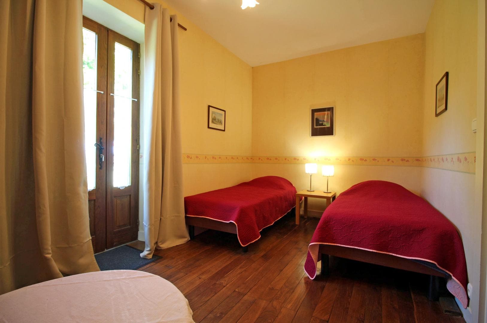 Gite "Chez Maitre Jacques" à Saint Léonard De Noblat en Haute-Vienne (Limousin en Nouvelle Aquitaine). Chambre rouge 2 lits 90x190 cm._16