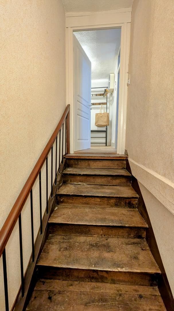 l'appartement de Saint Léo situé sur la commune de Saint Leonard de Noblat en Haute-Vienne - escalier d'accès_14