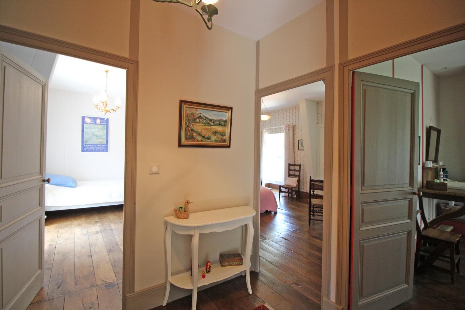 L'entrée-bibliotheque de la suite de Tante Madeleine au Masbareau, Chambres et Table d'Hôtes de Charme à Royeres en Haute-Vienne Limousin Nouvelle Aquitaine_14