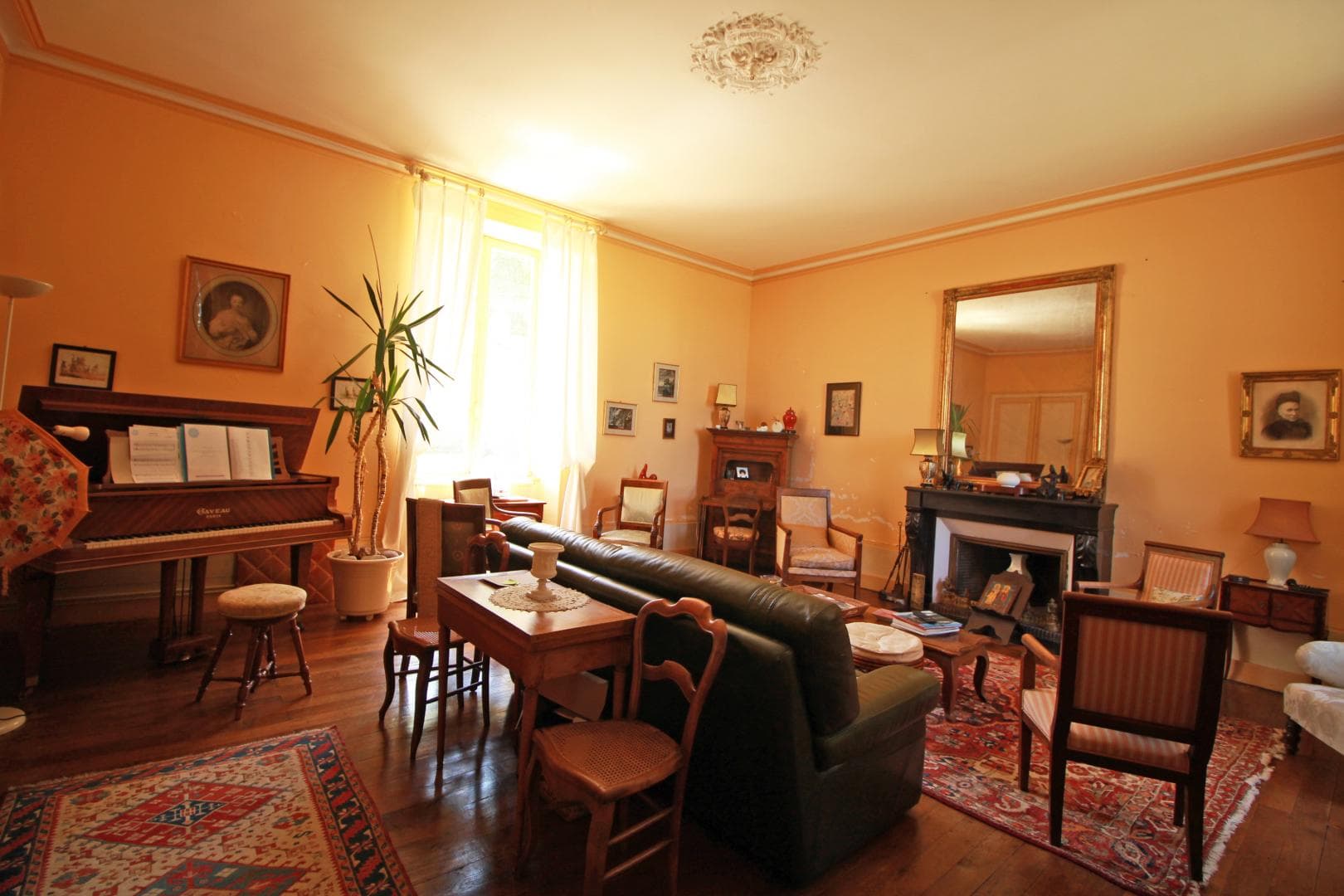 Le piano du salon au Masbareau, Chambres et Table d'Hôtes de Charme de Charme à Royeres en Haute-Vienne Limousin Nouvelle Aquitaine_30