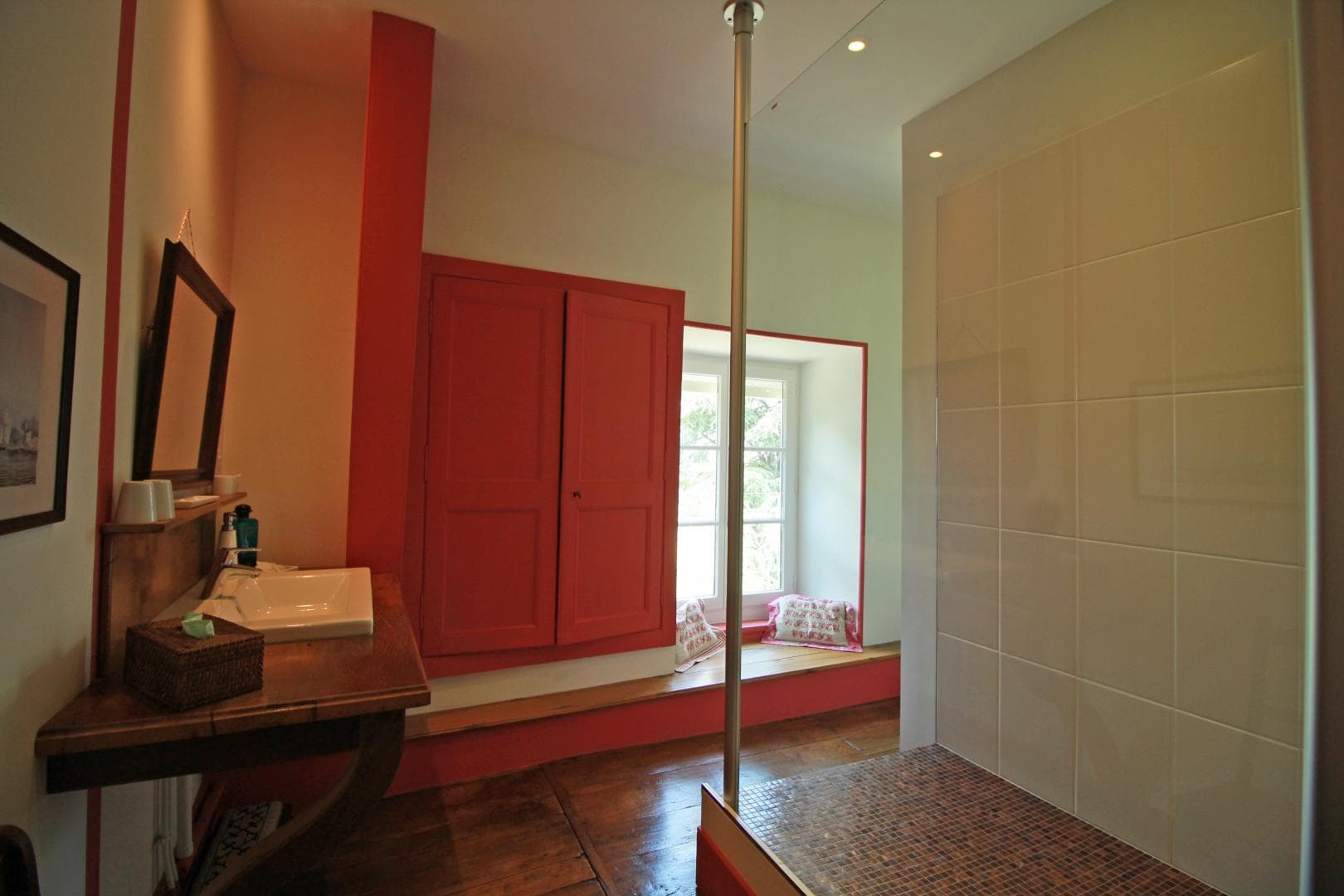 La salle de douche de la suite de Tante Madeleine le Masbareau Chambres et Table d'Hôtes de Charme à Royeres en Haute-Vienne Limousin Nouvelle Aquitaine_16