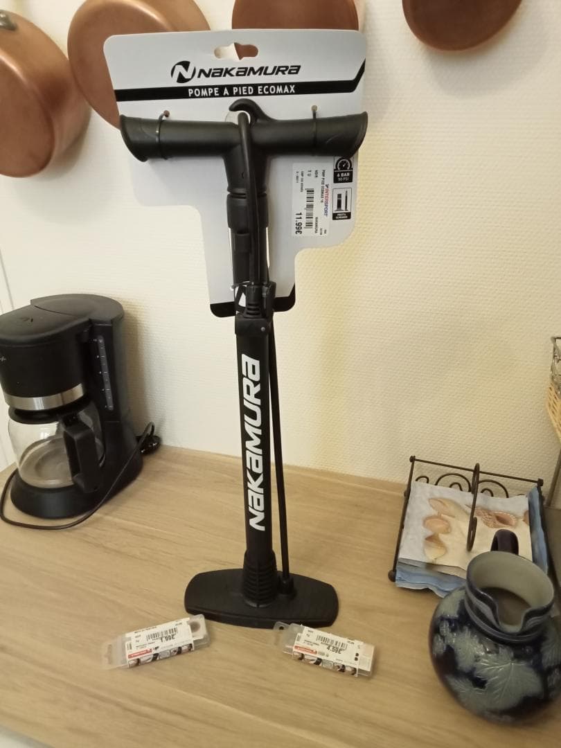 Au pays de Raymond Poulidor, on pense aux cyclistes : pompe à vélo et rustines, garage avec prise pour recharge vélos électriques_70