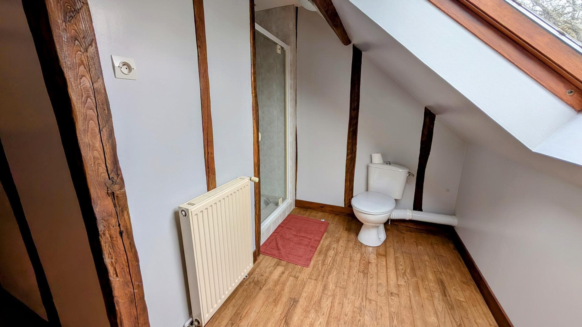 La Maison des Bois gîte du Domaine de Montintin à Chateau Chervix - salle d'eau 2nd étage_20
