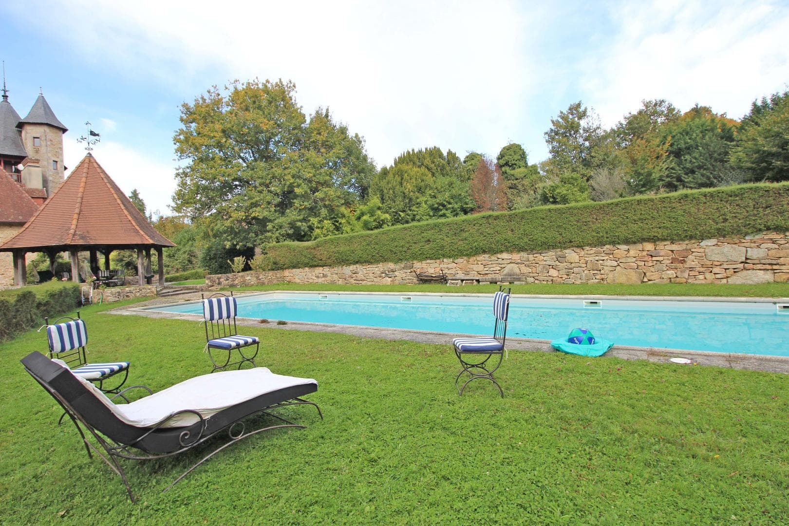 La Maison des Bois gîte du Domaine de Montintin à Chateau Chervix - la piscine_26