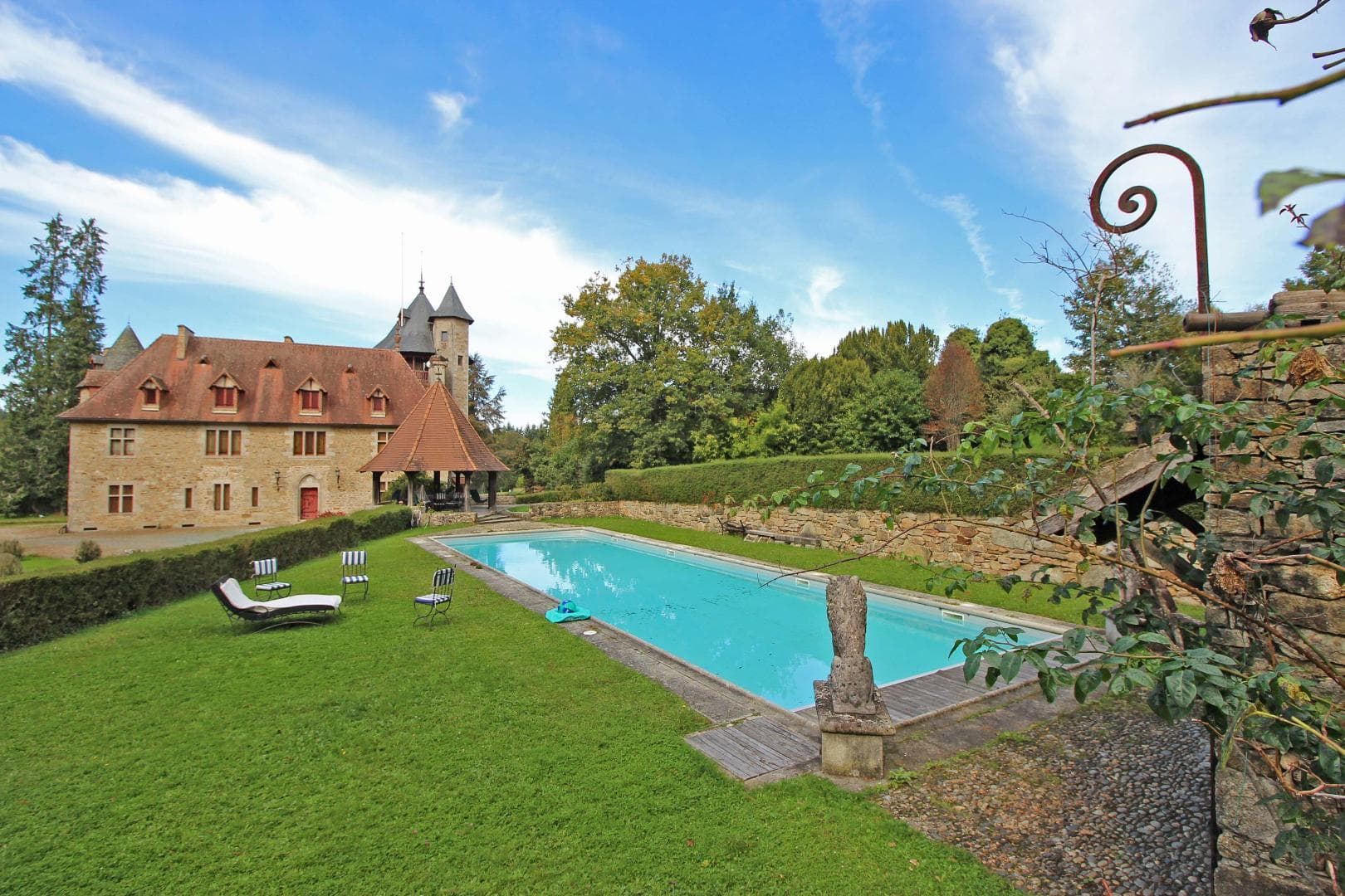 La Maison des Bois gîte du Domaine de Montintin à Chateau Chervix - la piscine_23