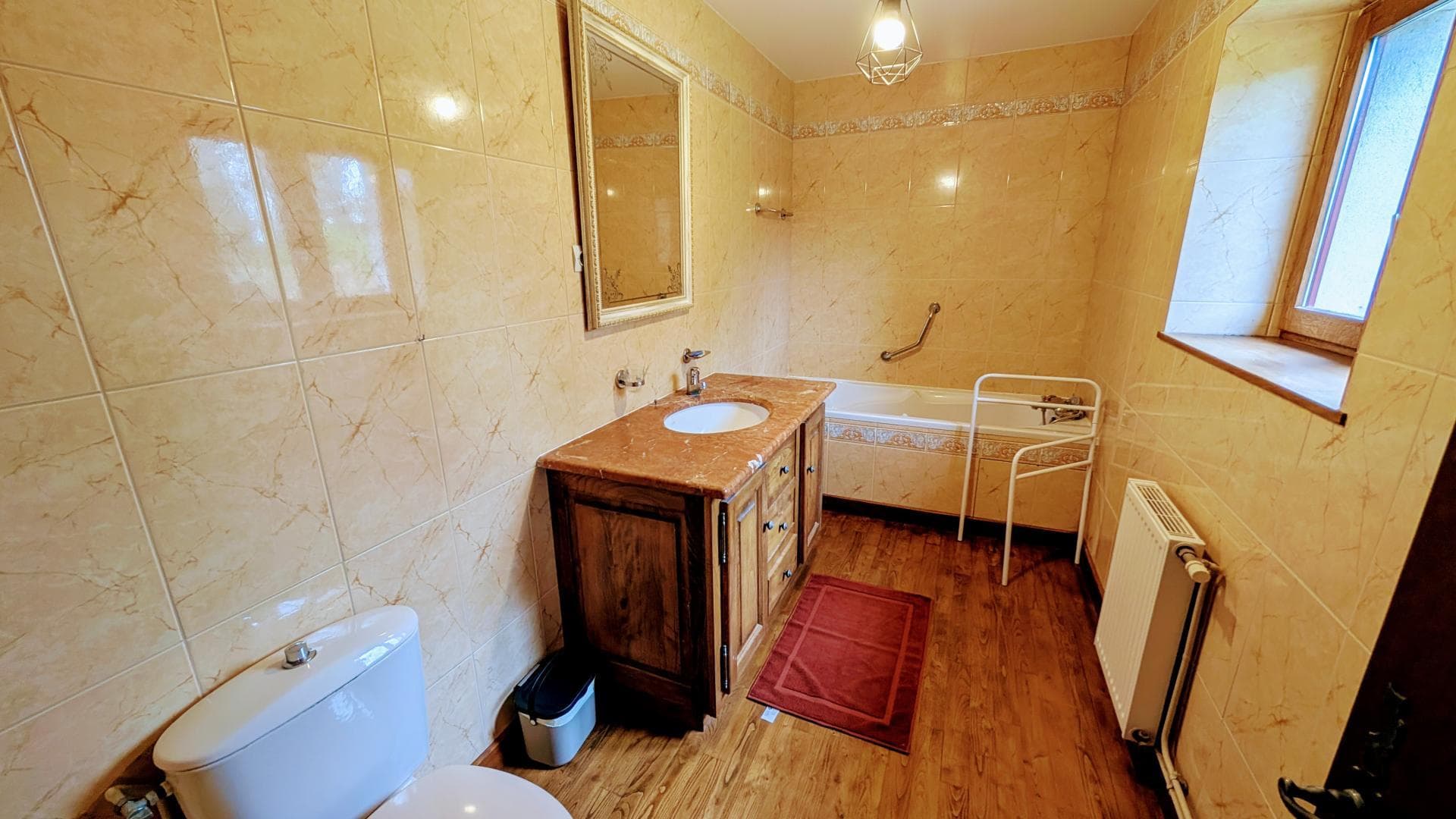 La Maison des Bois gîte du Domaine de Montintin à Chateau Chervix - salle de bains et wc 1er étage_13