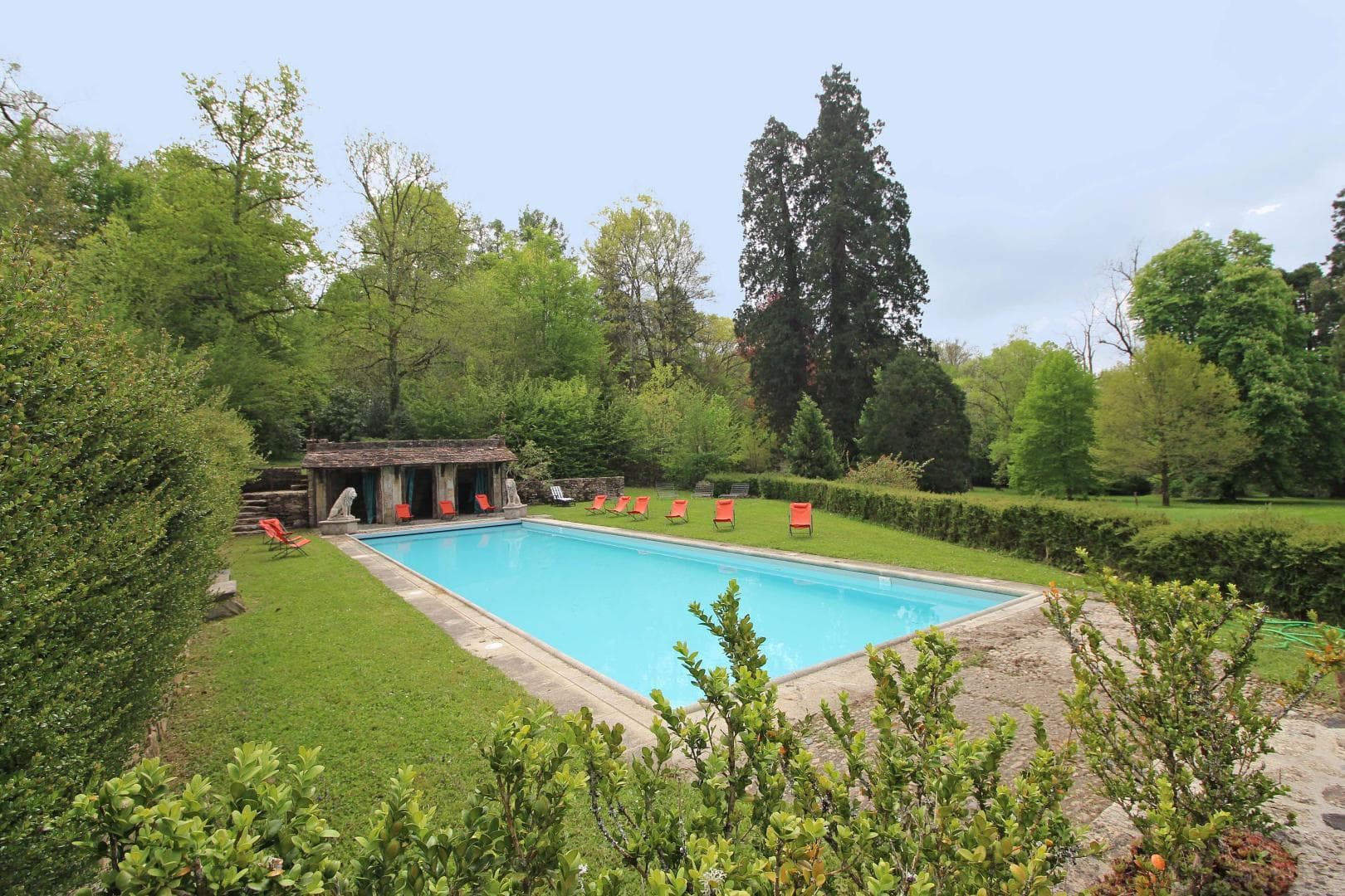 La Maison des Bois gîte du Domaine de Montintin à Chateau Chervix - la piscine_25