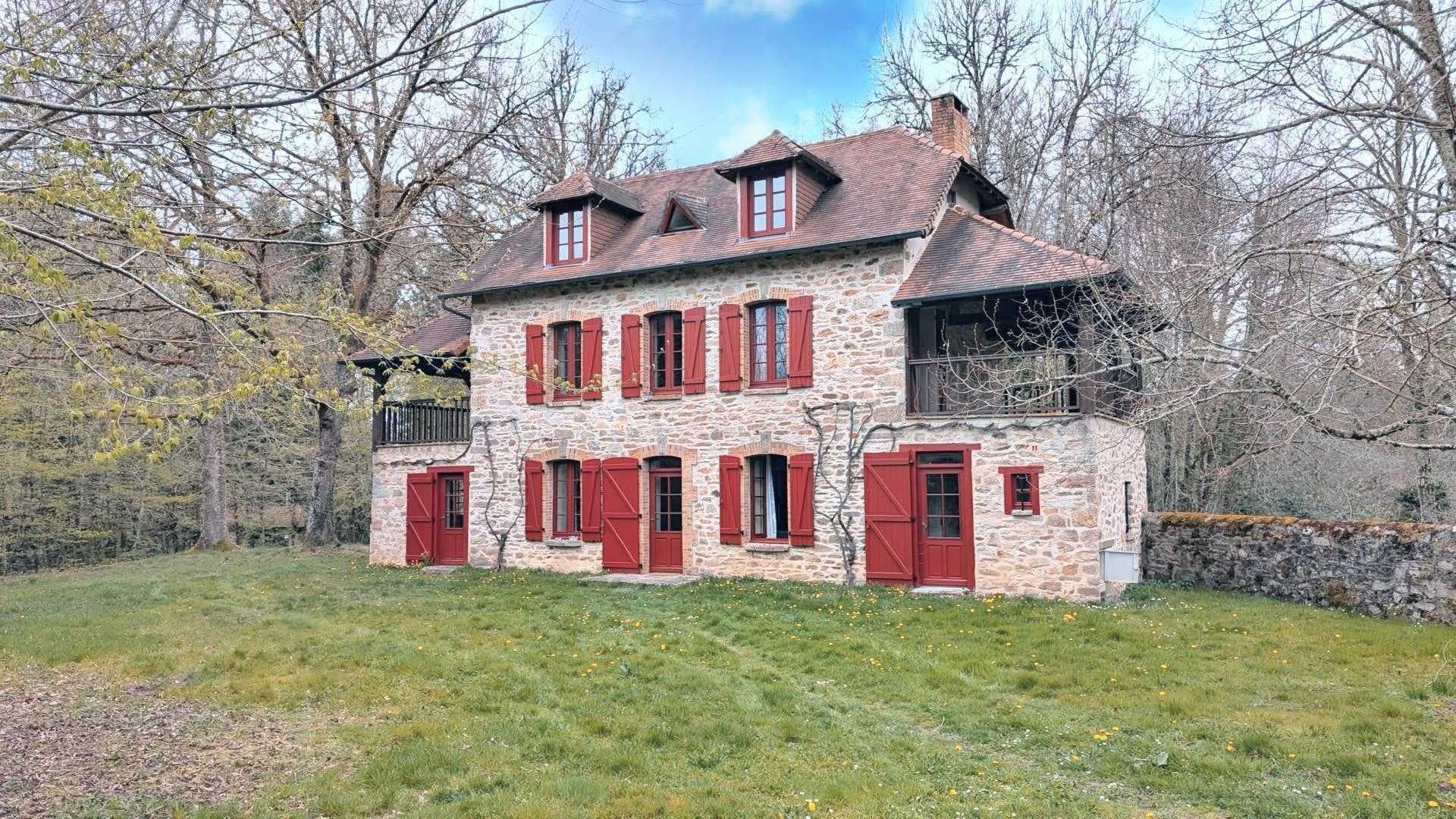 La Maison des Bois gîte du Domaine de Montintin à Chateau Chervix_1