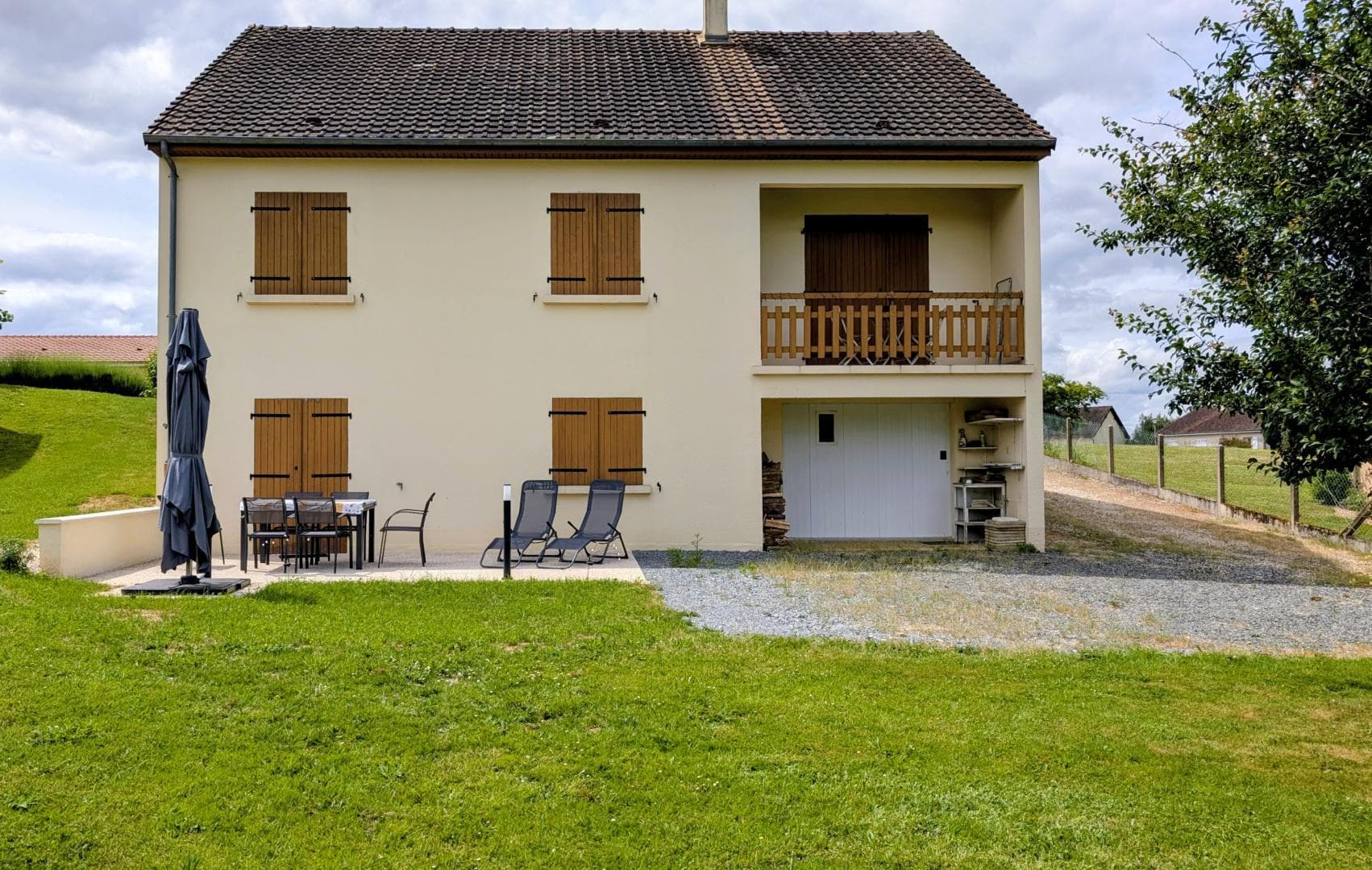 Gite du Fer à Cheval - commune de Saint Yrieix La Perche en Haute-Vienne - Nouvelle Aquitaine - terrasse et terrain à l'arrière_2