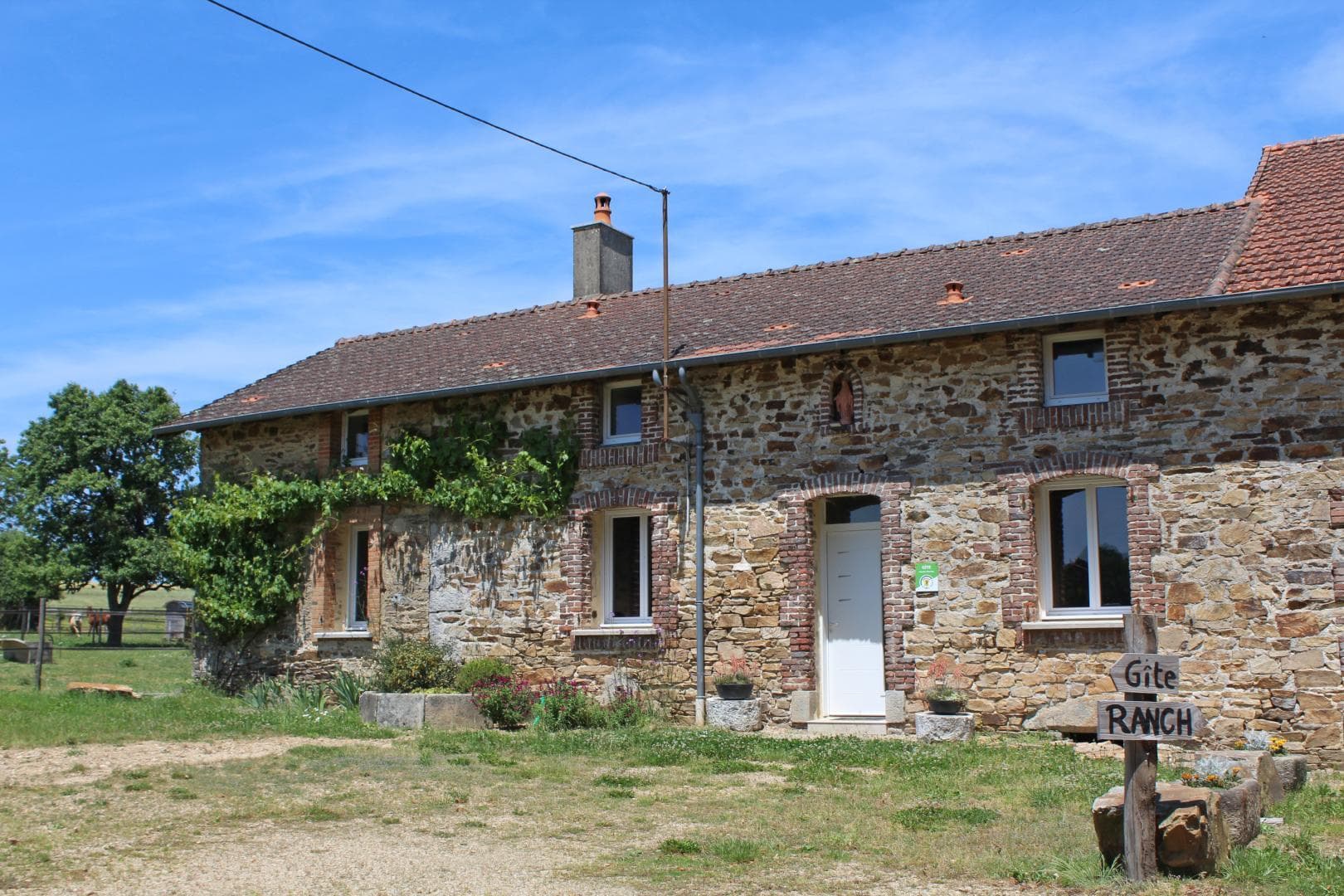 Gîte 'La réserve' à Saint Yrieix la Perche en Haute-Vienne (Nouvelle Aquitaine)
LA FACADE AVEC SA COUR ET ZONE DE STATIONNEMENT_2