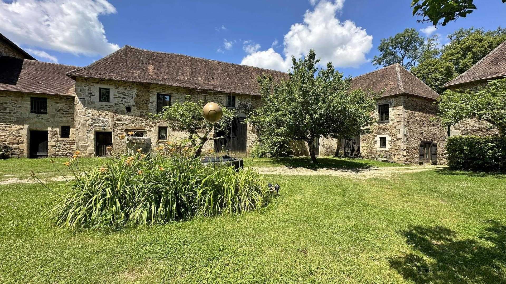 Le vieux château à Vicq sur Breuilh en Haute-Vienne (Nouvelle Aquitaine)_25